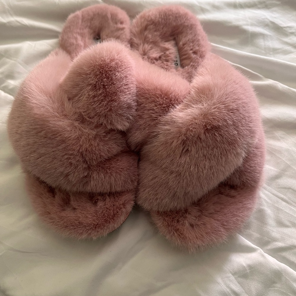 Fuzzy slippers.New.
